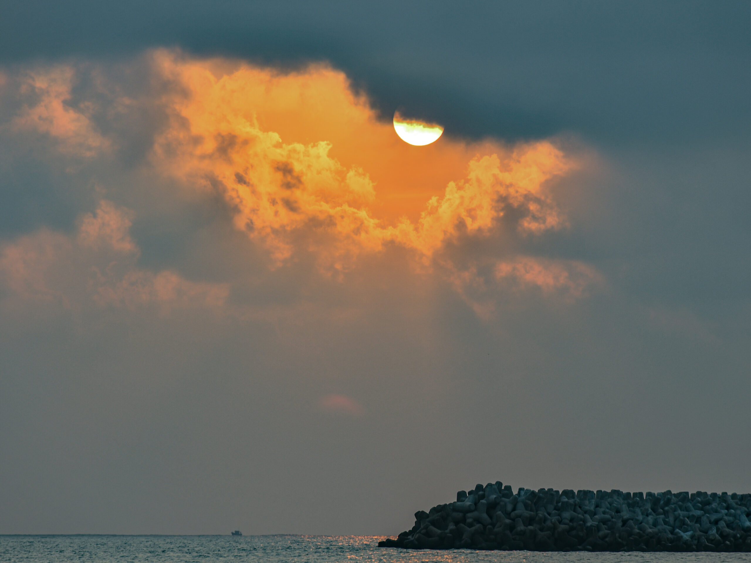 Golden Evening Sun Behind Clouds – Kanyakumari Beach Photography